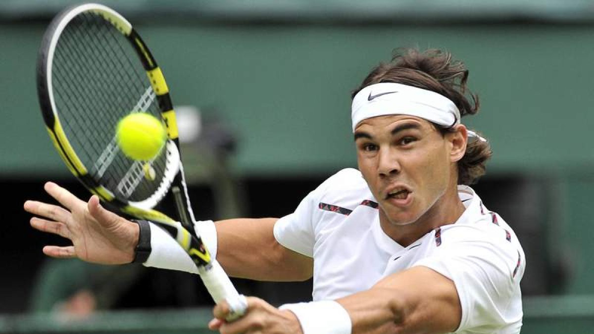 El tenista español, Rafael Nadal, devuelve una bola en su partido ante el brasileño Bellucci.