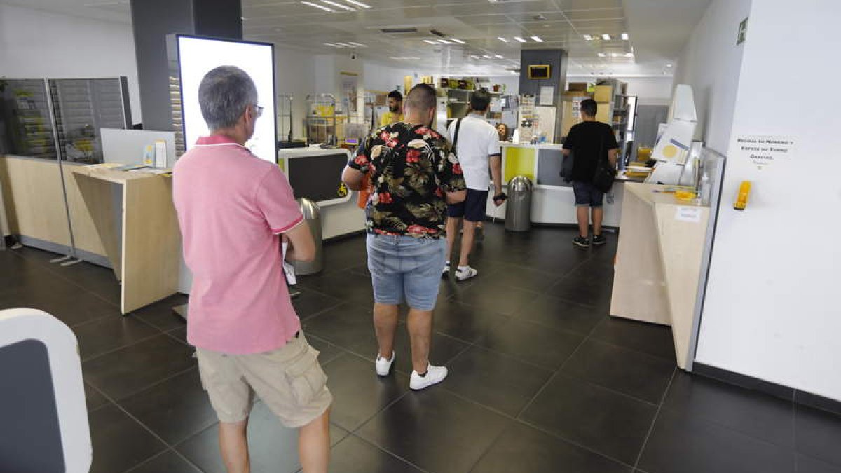 Colas en la sede central de Correos en León. J. NOTARIO