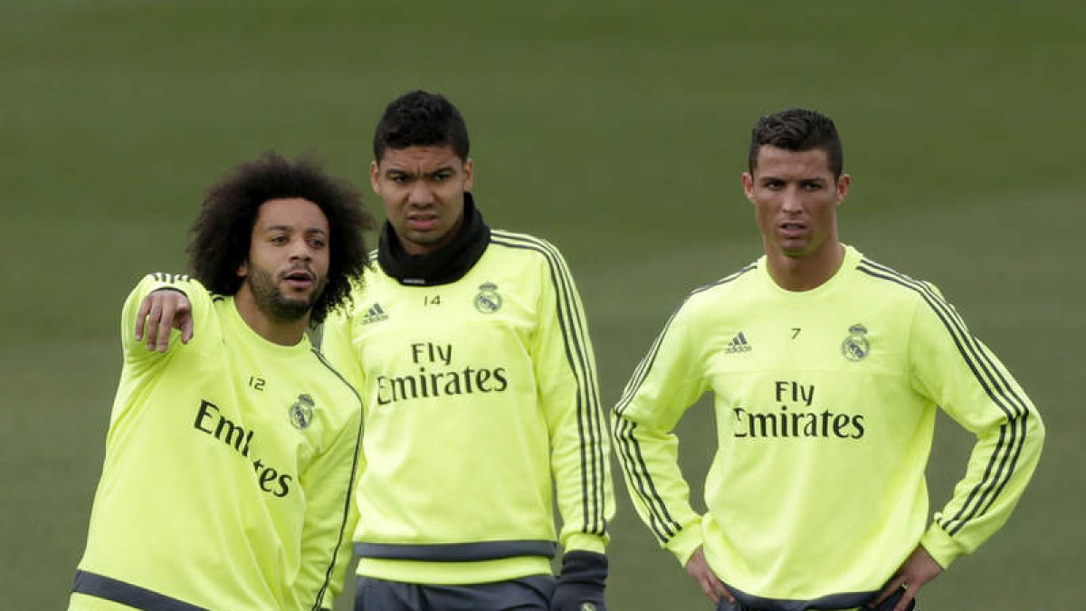 Casemiro, en el centro, junto a Marcelo y Cristiano, durante un entrenamiento del Madrid. JAVIER LIZÓN
