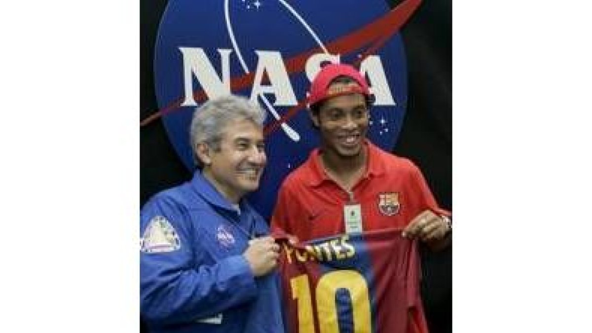 Ronaldinho entregó una camiseta a Pontes, el primer astronauta brasileño