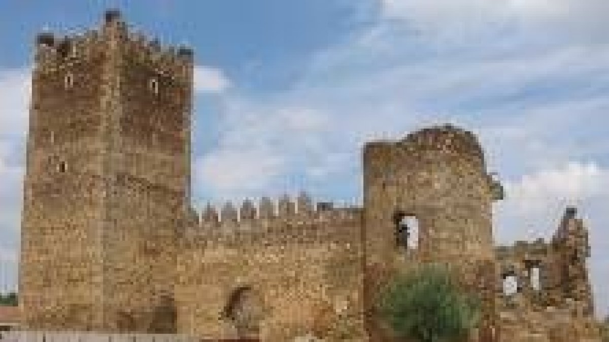 La puerta de entrada al castillo de Laguna de Negrillos será arreglada con ayudas de Poeda