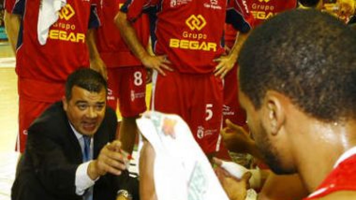 De Grado da instrucciones a sus jugadores durante el partido contra el Valladolid