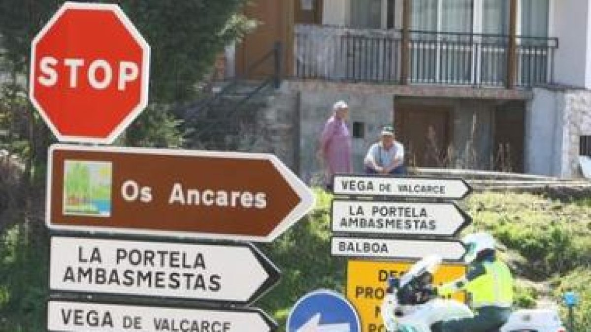 Un stop en el cruce del acceso desde la A-6 a la N-VI en La Portela crea un embudo a los conductores