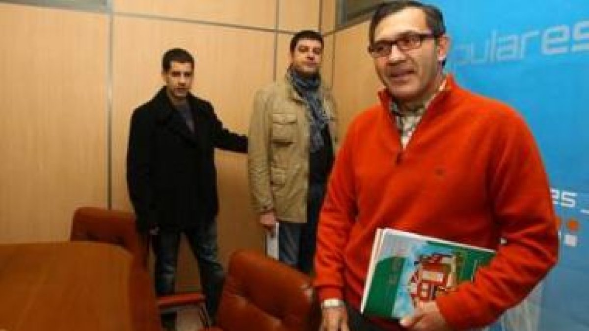 El portavoz del PP en Cacabelos, ayer al dar a conocer el fallo contra el regidor socialista.