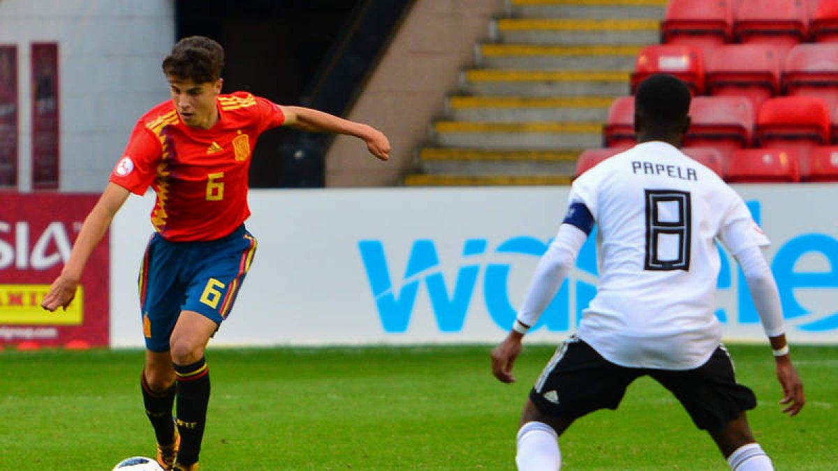 El leonés Iván Morante controla el balón ante el capitán de Alemania, Papela. ANA BELÉN RUIZ JEREZ