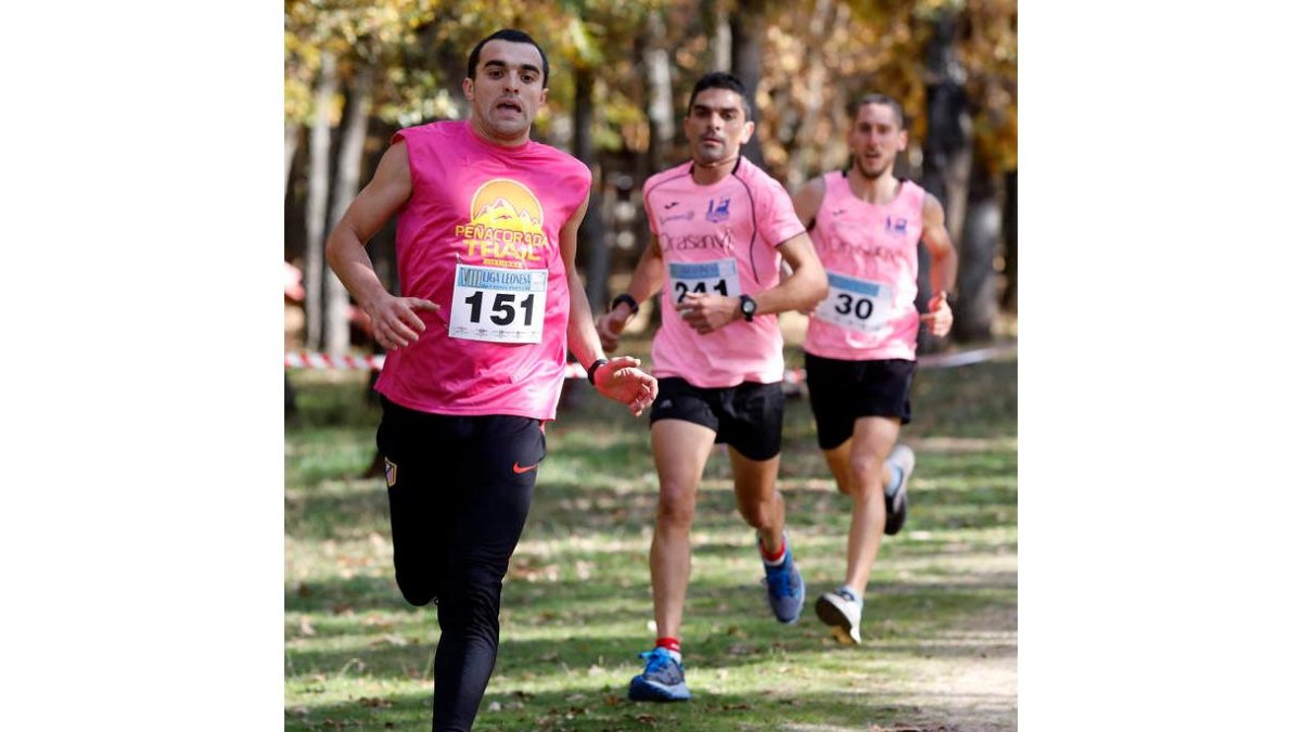 El Cross de León levantó con más de 230 atletas en la línea de salida del Monte San Isidro una nueva edición de una Liga Interval que incluye cinco pruebas. MARCIANO PÉREZ