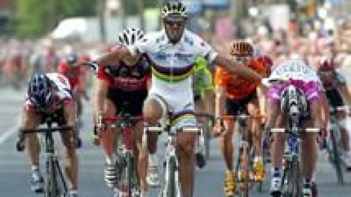 Cipollini consiguió con autoridad una victoria en otra llegada masiva del Giro