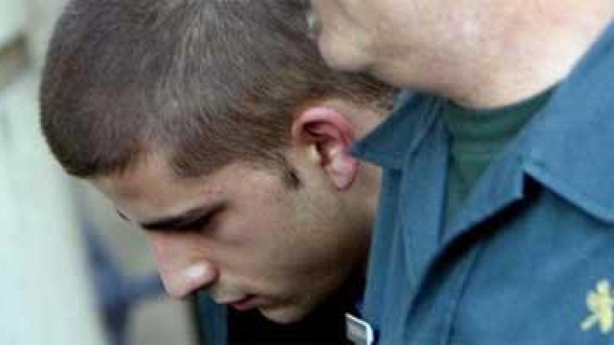 Una pareja de la Guardia Civil lleva a Miguel C.D, asesino confeso de Marta.