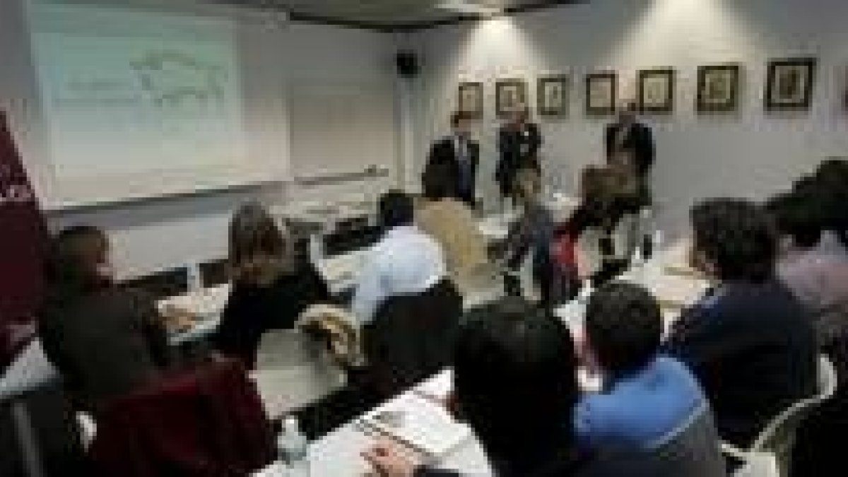 Alumnos del máster escuchan una de las ponencias