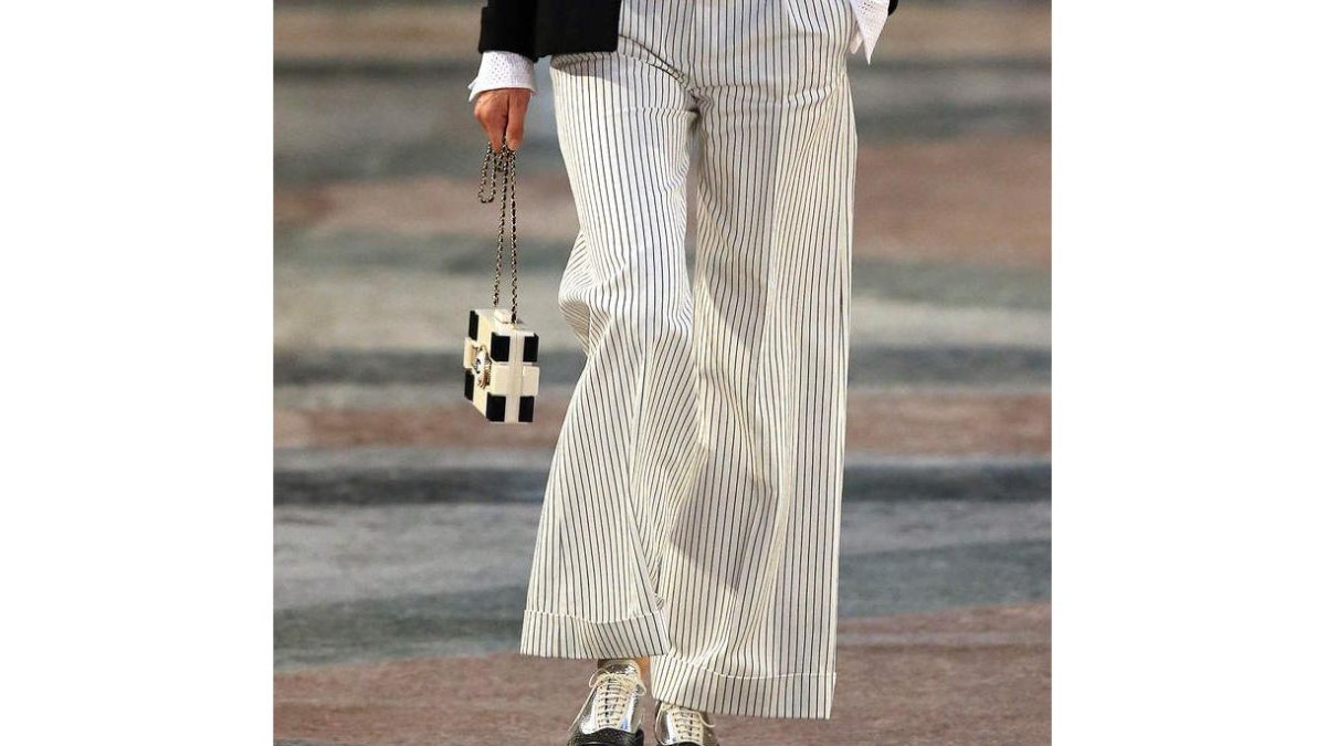 La modelo británica Stella Tennant luce prendas de la casa Chanel en una interpretación de la moda de aquellas mujeres que tomaron sus conquistas tras la Primera Guerra Mundial
