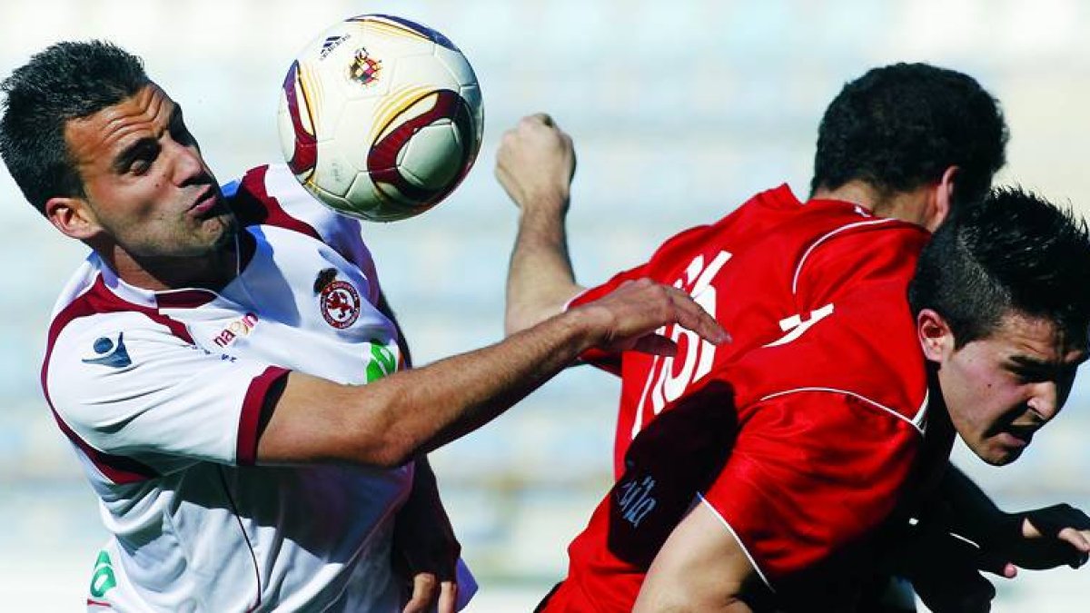 Murci, a la izquierda, pugna con los centrales del Ávila Javi y Fran en un lance del partido disputado en el Reino de León. El de Jiménez de Jamuz dio demasiado trabajo a la defensa rival.