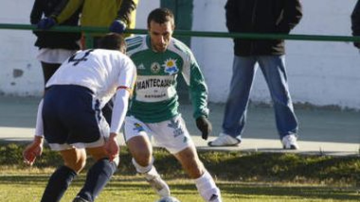 Javi Flórez, a la derecha, renovó con la entidad astorgana para la próxima temporada.