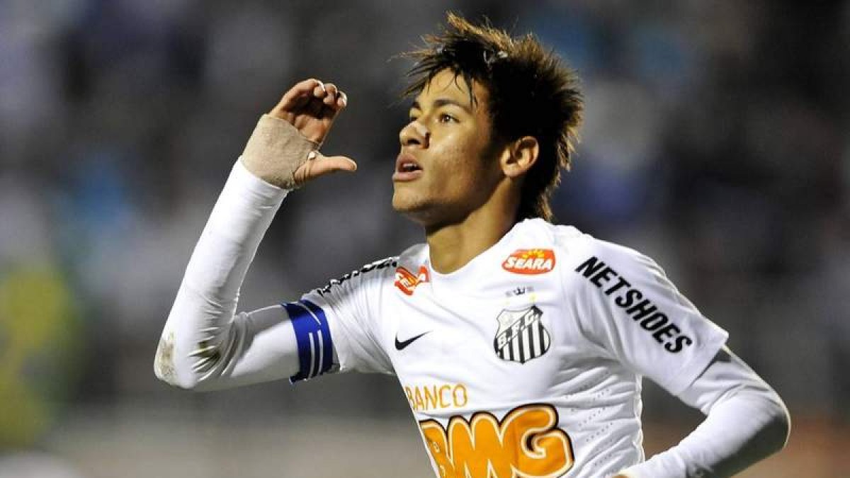 Neymar pone fin a su periplo en Brasil para recalar en el Barça donde compartirá vestuario con Messi.