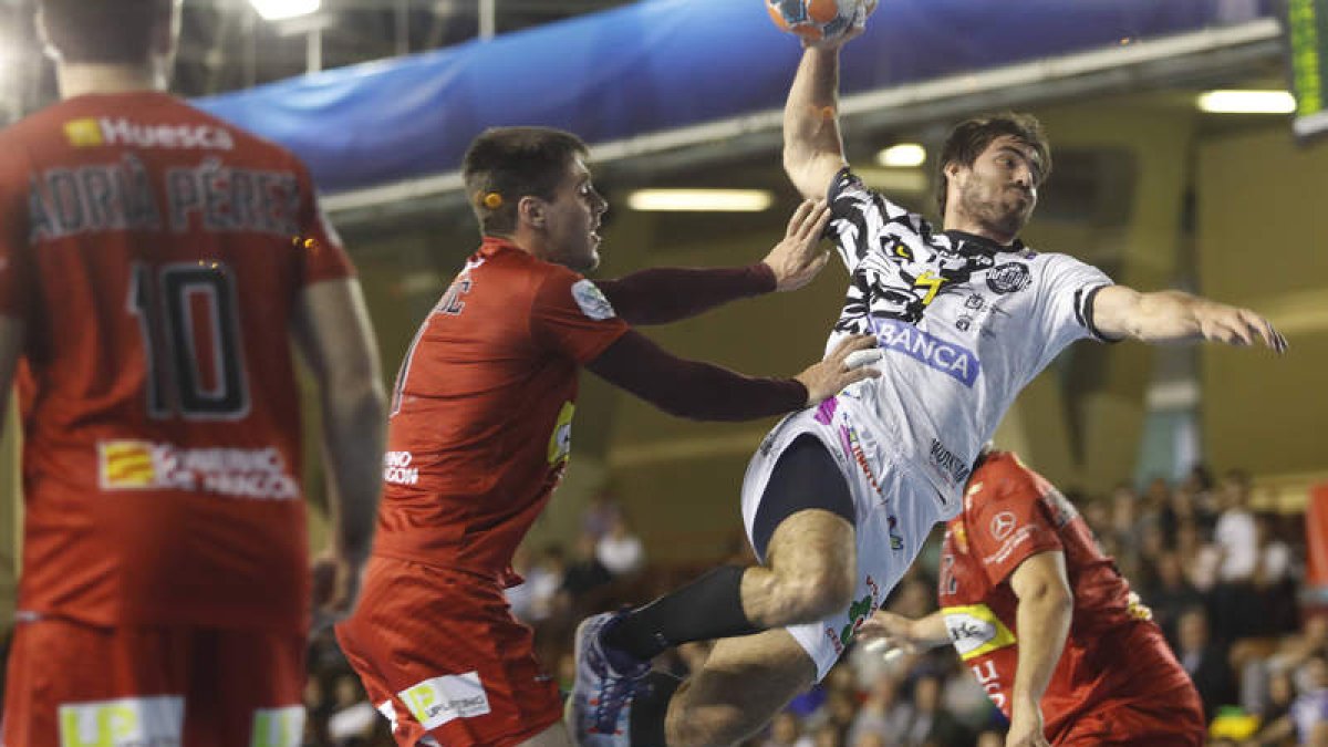 Sebastián Simonet fue uno de los líderes del Ademar tanto en defensa como en ataque.