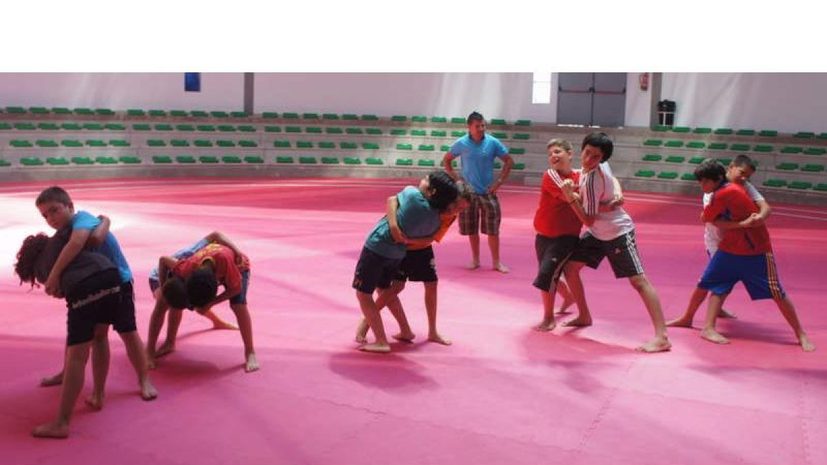El recinto deportivo acoge el aprendizaje de los chavales de la base de la lucha leonesa.