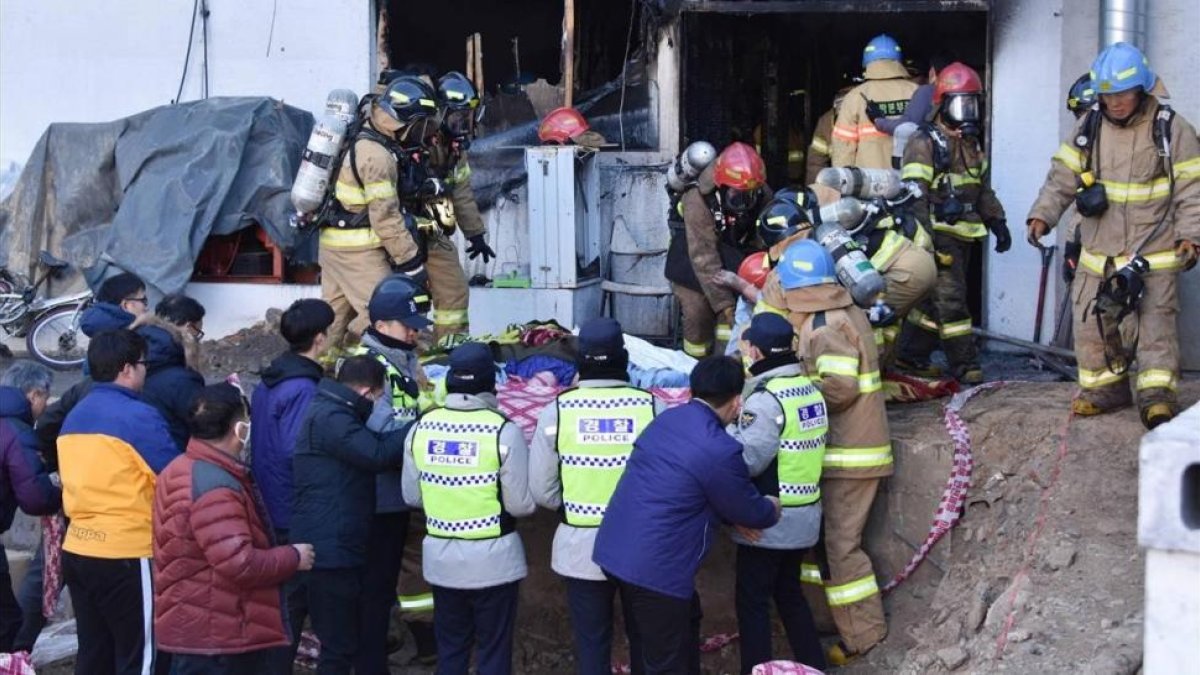Los bomberos atienden a víctimas del incendio en el hospital de Miryang.