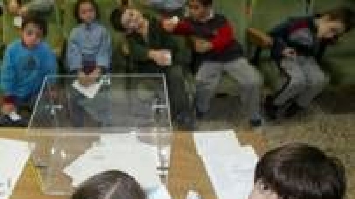 Los niños de segundo de primaria proceden a contar los votos una vez finalizado el referéndum