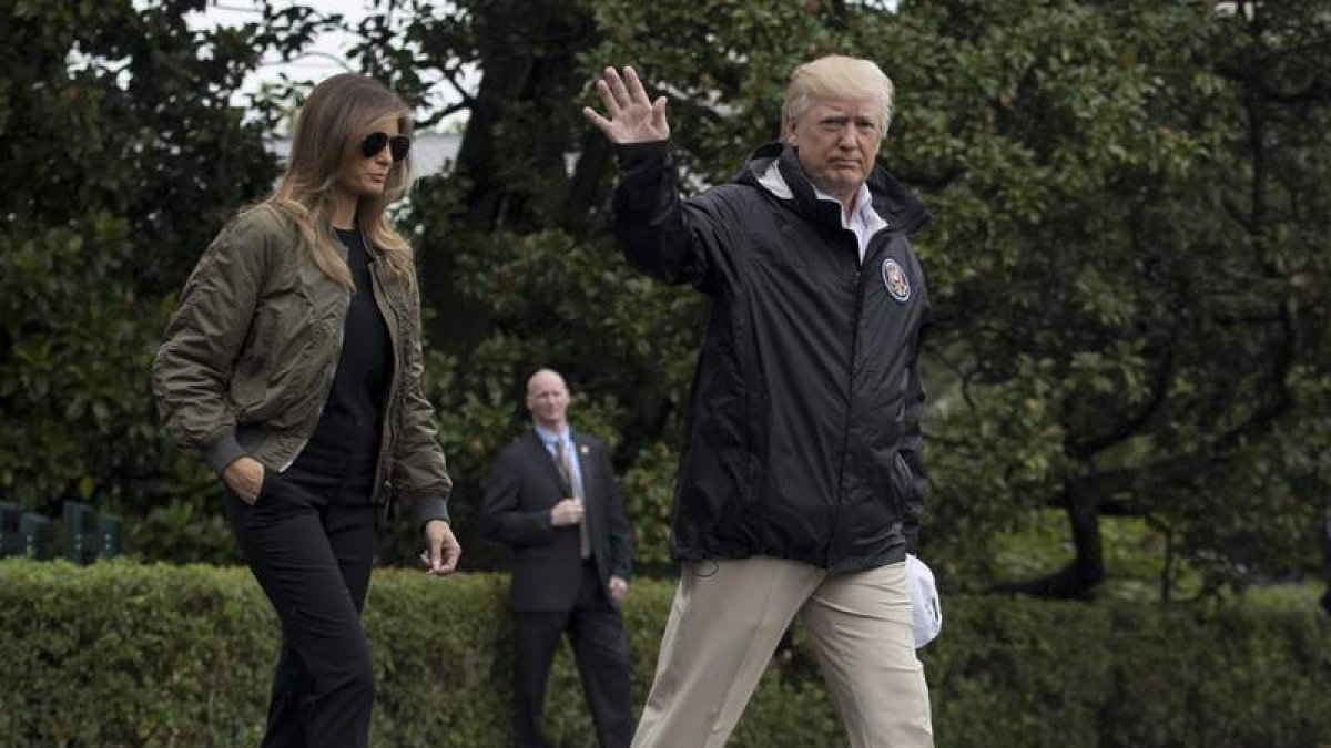 Melania Trump camina por los jardines de la Casa Blanca con dirección al avión. FIRMA MICHAEL REYNOLDS