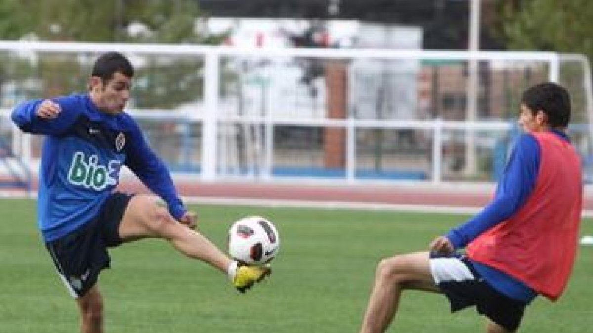 La plantilla blanquiazul llega al partido de esta noche convencida de acabar bien el año.