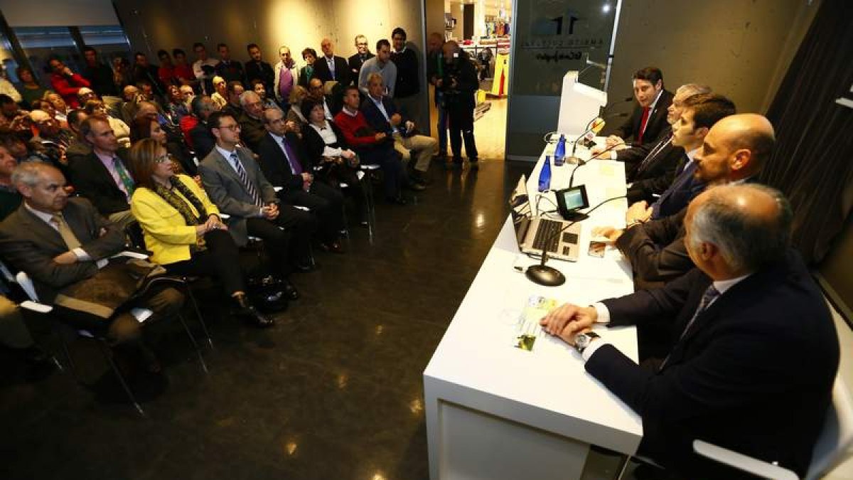 Los aficionados al golf abarrotaron la presentación del calendario de competiciones del León Club de Golf en El Corte Inglés