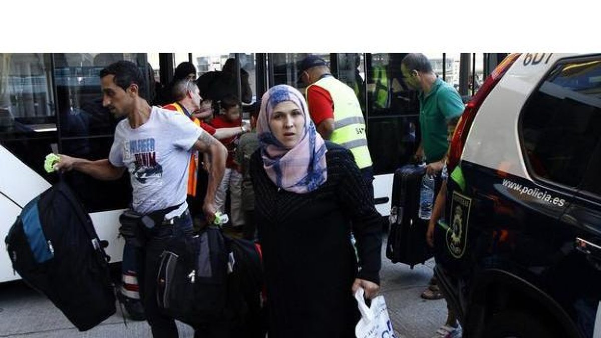 Un grupo de refugiados sirios llega ayer a Barajas procedentes de Turquía. En ese vuelo viajó el grupo que vivirá en León.