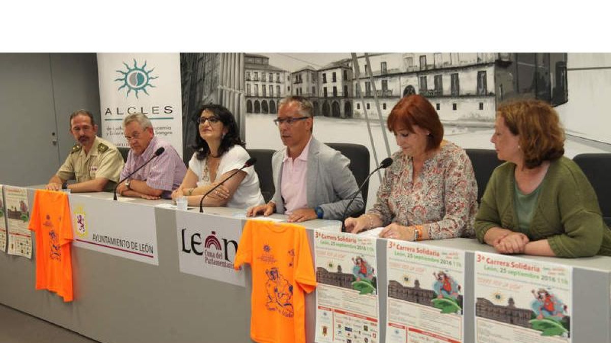 Presentación de la carrera solidaria de Alcles ayer en el Ayuntamiento de León. DL