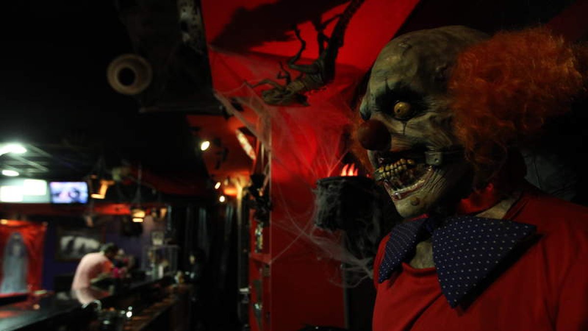 Un terrorífico payaso vigila la máquina de tabaco, mientras el busto del mítico Frankenstein reposa sobre la barra del bar y un sinfín de calaveras ennegrecen el ambiente, vigilado desde las alturas por personajes como Eduardo Manostijeras o el Drácula de