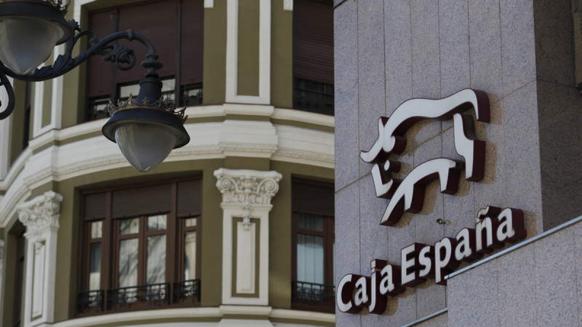 Imagen del emblemático anagrama de la Caja en una de sus céntricas oficinas en la capital leonesa. JESÚS F. SALVADORES