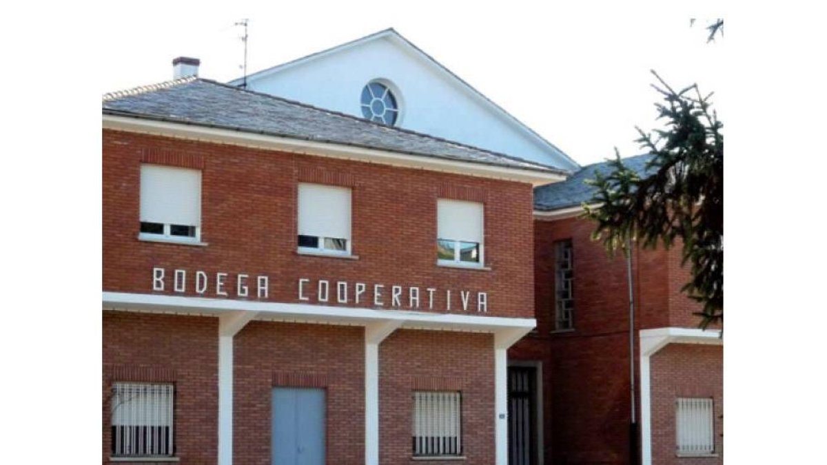 Aspecto de parte de la fachada principal de la cooperativa Cepas del Bierzo, ubicada al sur de Ponferrada