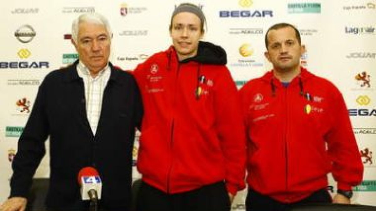 Shona Thorburn, junto a Enrique Gil, presidente del Feve San José y el técnico Miguel Ángel Estrada