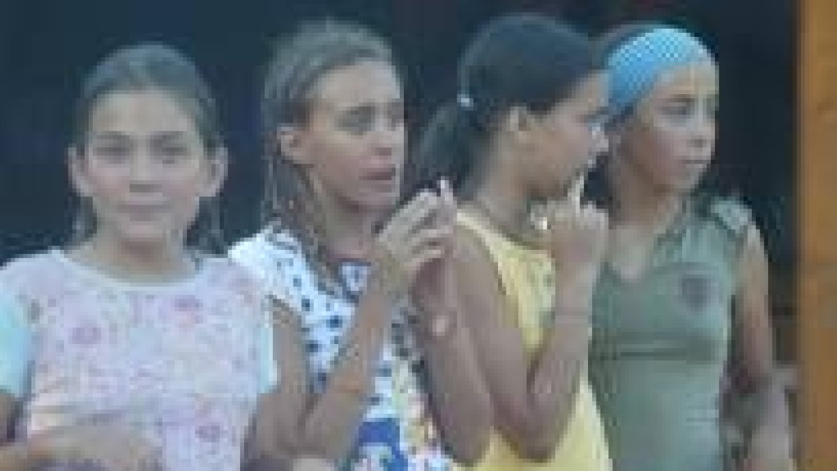 Los niños que participaron en el campamento dicen adiós
