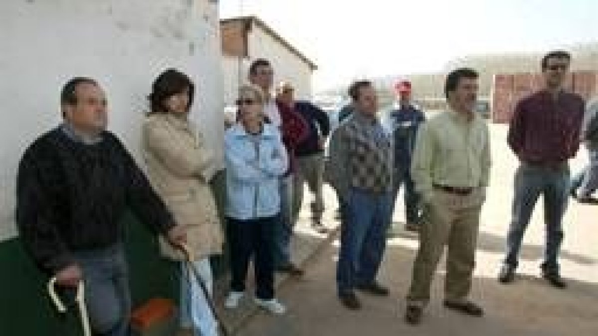 Los trabajadores de Cerámicas Arias a las puertas de la factoría en Villamartín de la Abadía, ayer