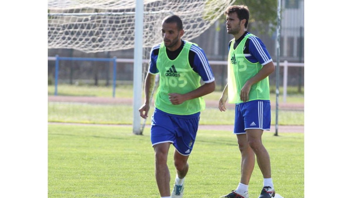 Yuri, junto a Robusté, durante un entrenamiento en el Colomán Trabado.