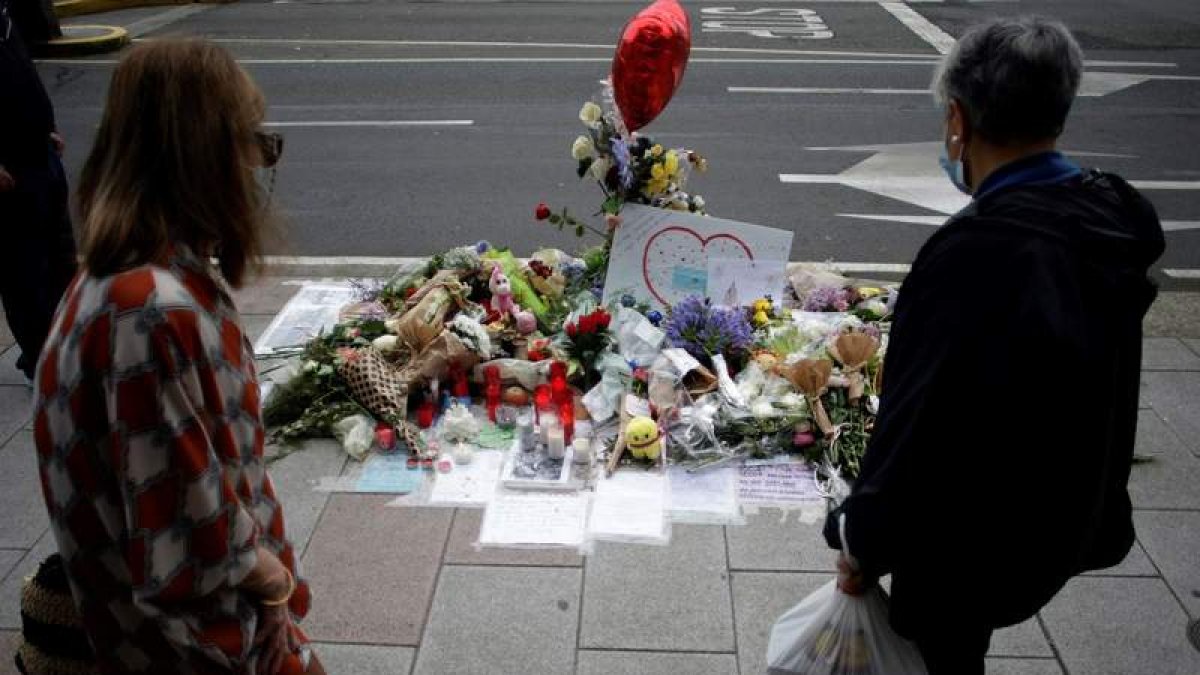 Flores y mensajes dejados en el lugar en el que fue asesinado Samuel Luiz. CABALAR