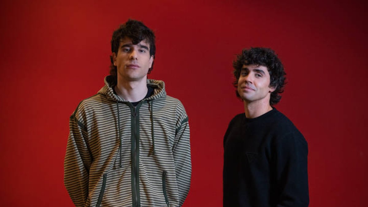 Los directores de cine Javier Calvo y Javier Ambrossi. TONI GALÁN