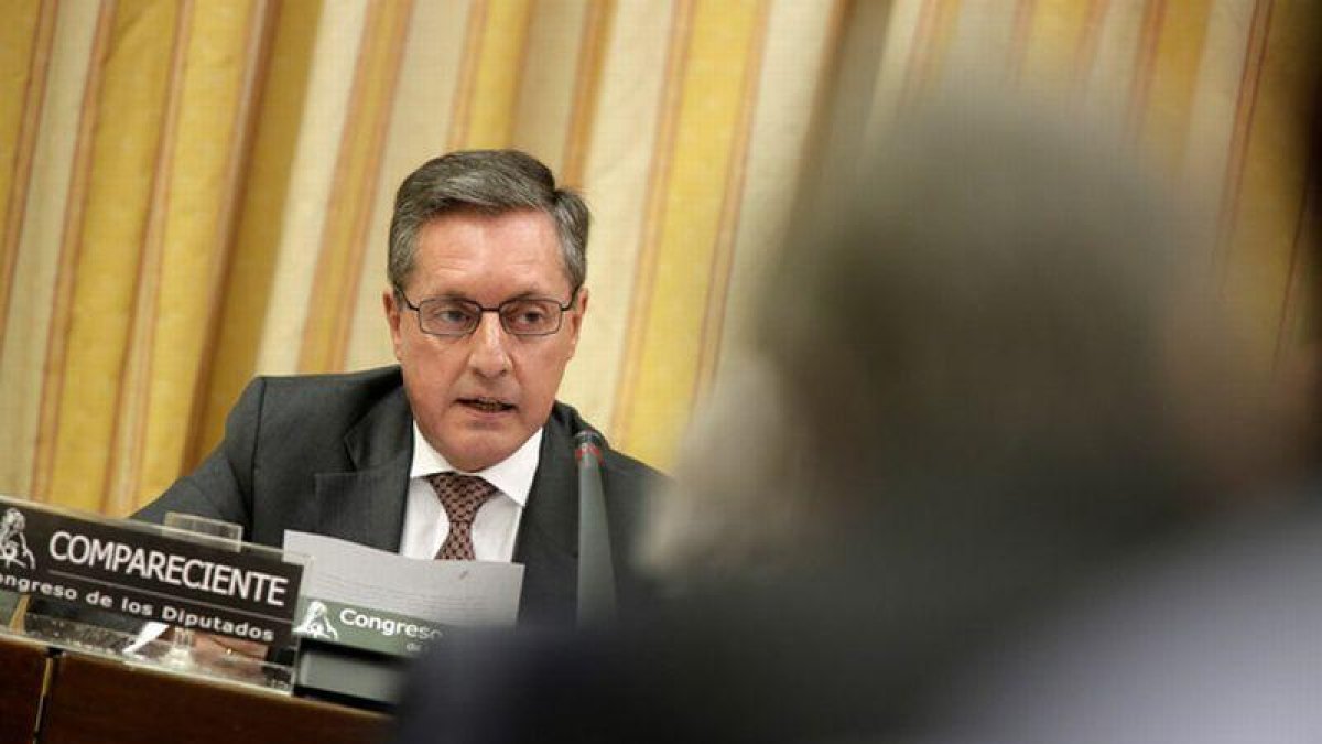 Santiago Menéndez, director general de la Agencia Tributaria, durante la comisión de Hacienda en el Congreso, el pasado mes de abril.