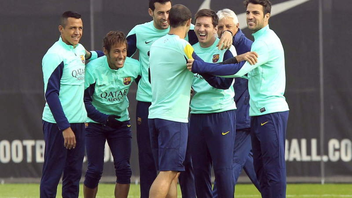 Los jugadores del Barça arropan a Messi en su vuelta al trabajo tras la lesión.