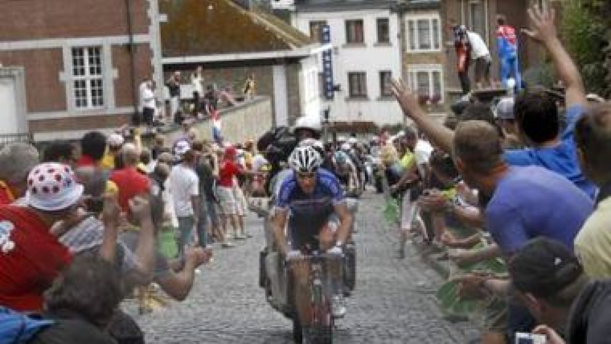 El francés Chavanel circula por un tramo del peligroso pavés en territorio belga.