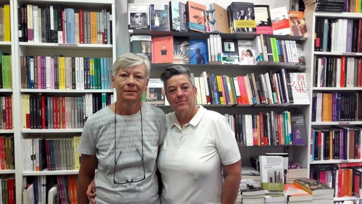 Mili Hernández (derecha) y Mar de Griñó, en la librería madrileña Berkana, pionera en la lucha por los derechos LGTB.