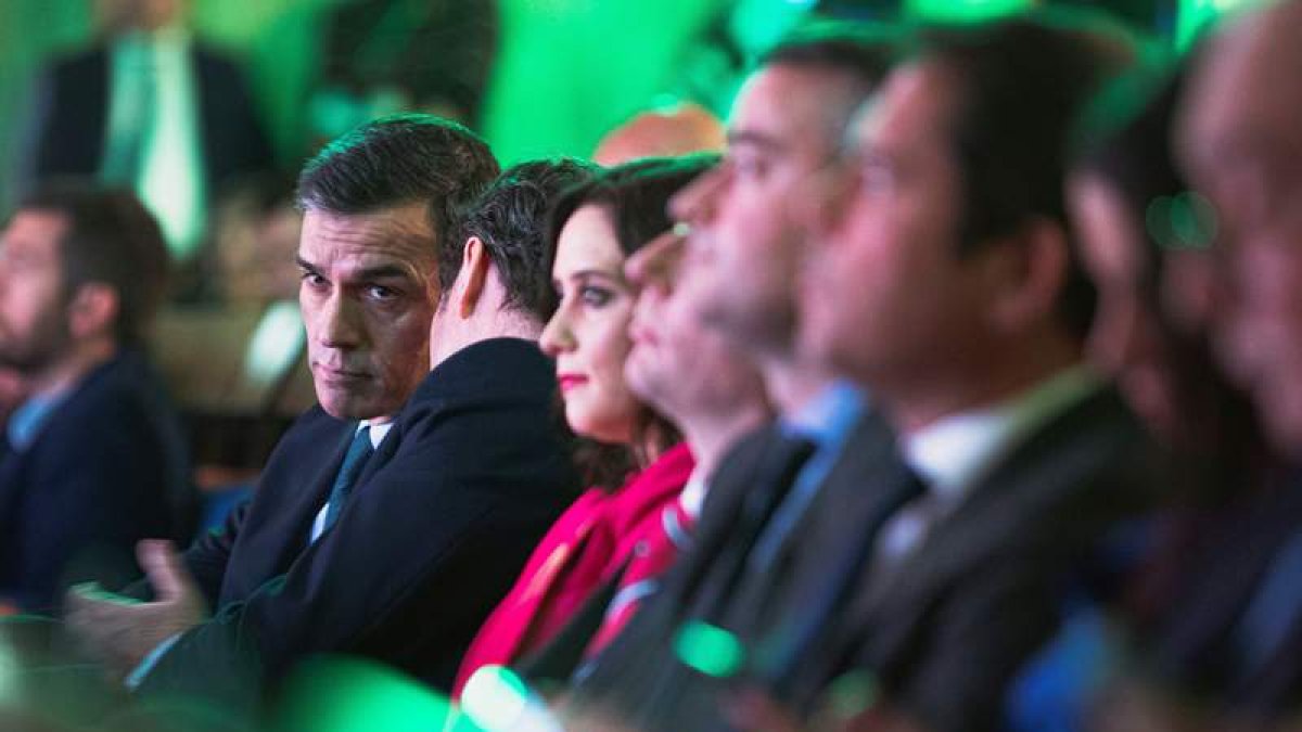 Pedro Sánchez escucha al presidente de la Ceoe, Antonio Garamendi ayer, en Madrid.