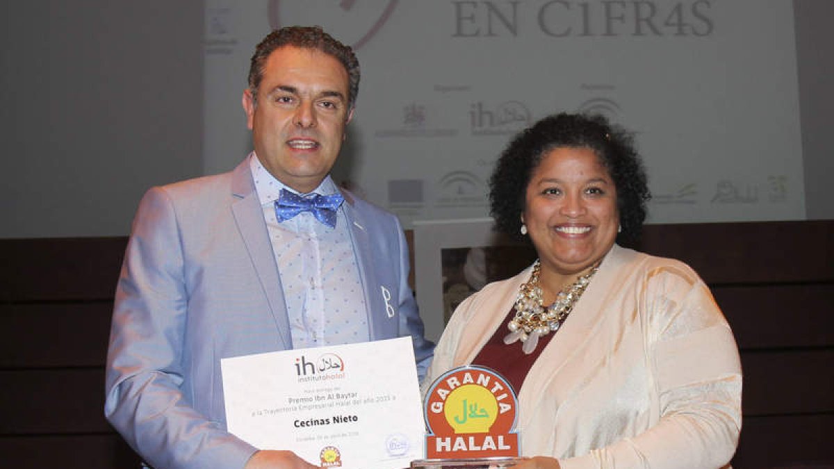 José Luis Nieto, gerente de Cecinas Nieto, recibe el premio de manos de Hilene Galán. DL