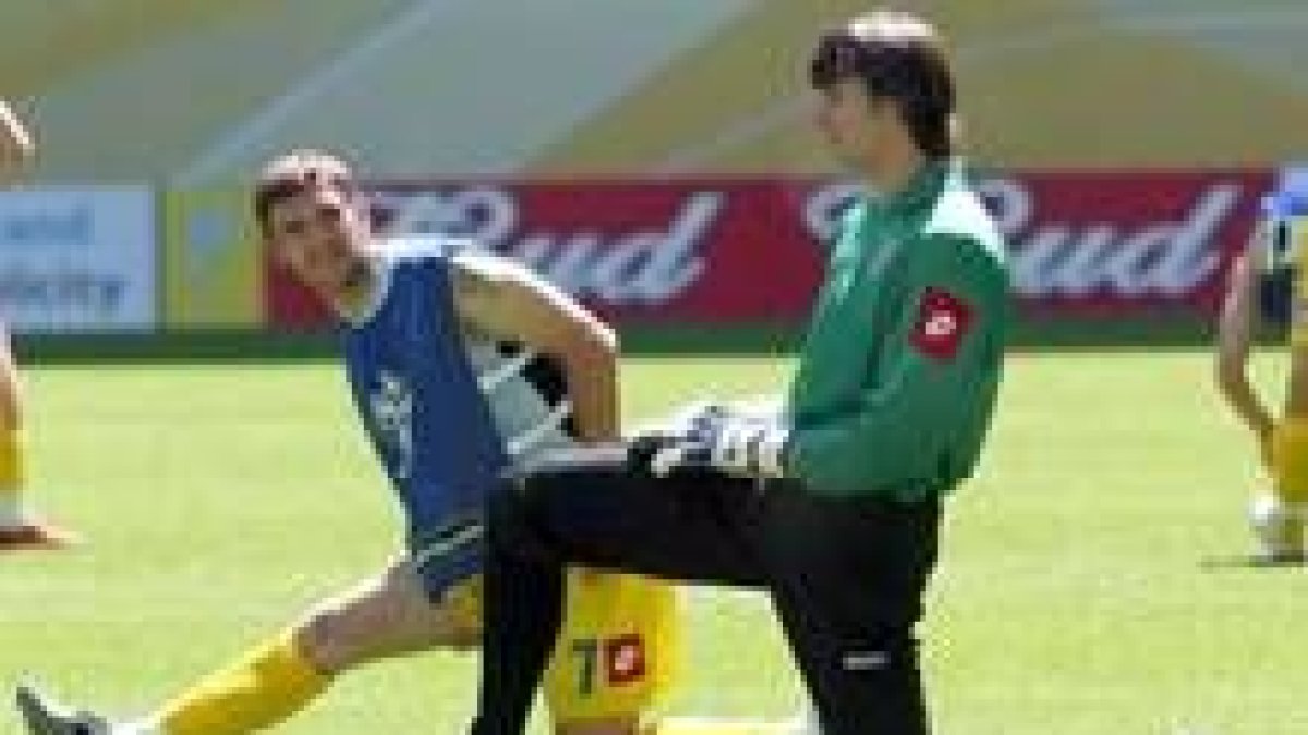 Blokhin hace el signo de la victoria a su llegada a Alemania