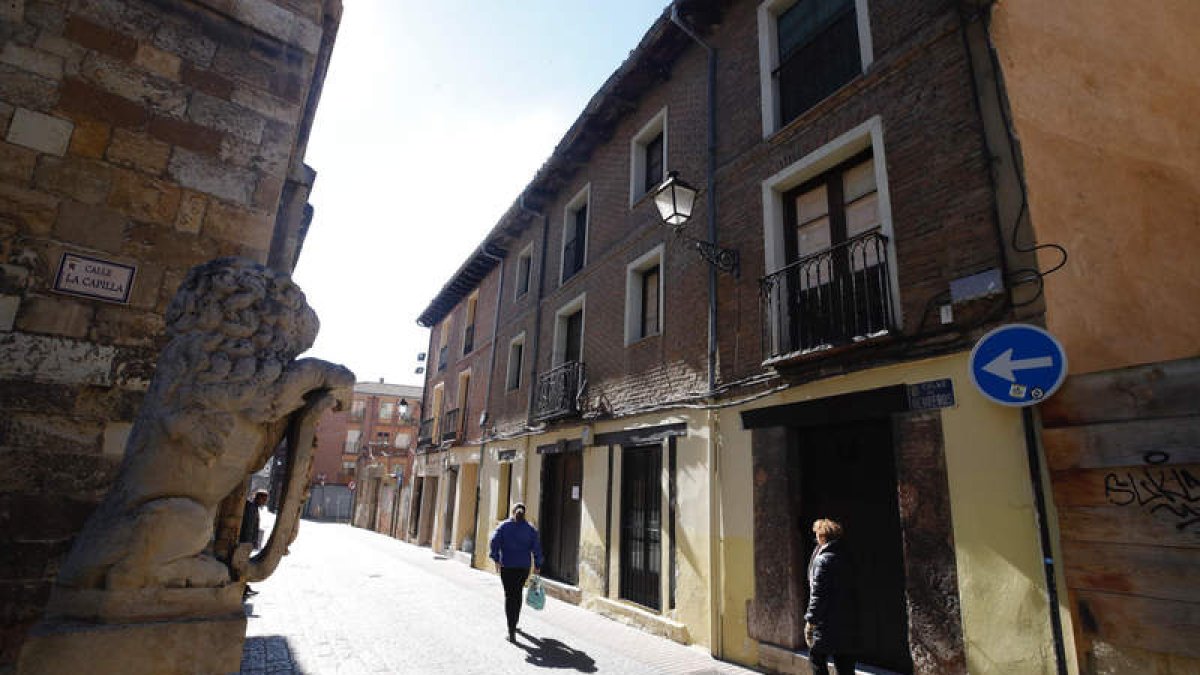 La casa se encuentra situada en el número 10 de la calle Herreros, justo en frente de la iglesia del Mercado. RAMIRO