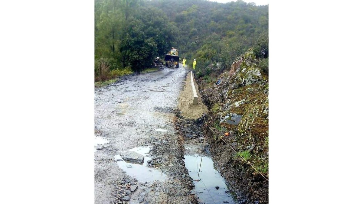 Operarios acometiendo el viernes la obra de Yeres a Médulas. DL