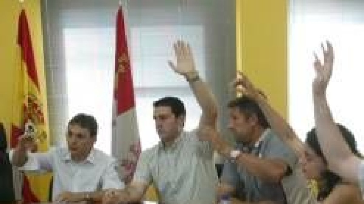 José Manuel Sánchez, segundo por la izquierda, en un pleno junto al nuevo alcalde de Cacabelos