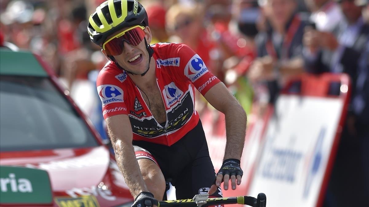 Simon Yates cruza la meta de la Rabassa en segunda posición tras una gran subida.