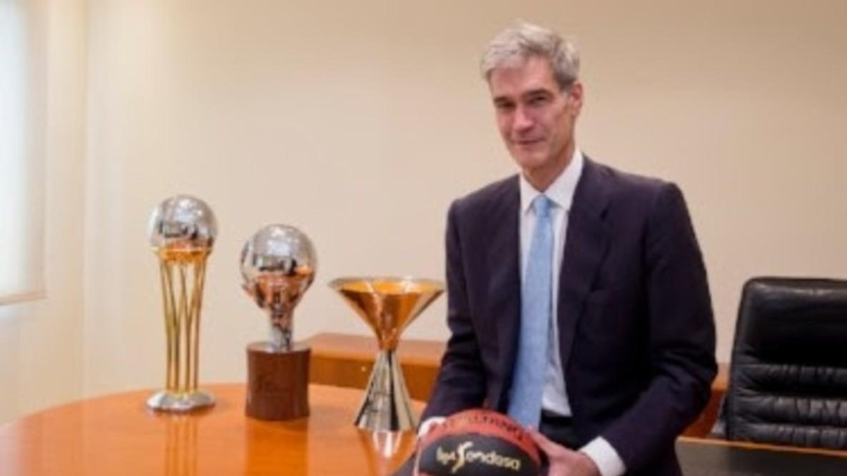 Antonio Martín posa en la sede de la ACB tras su elección /