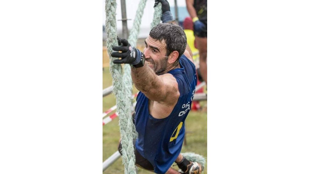 Miguel Pinto superando uno de los obstáculos. MARIO GA GO