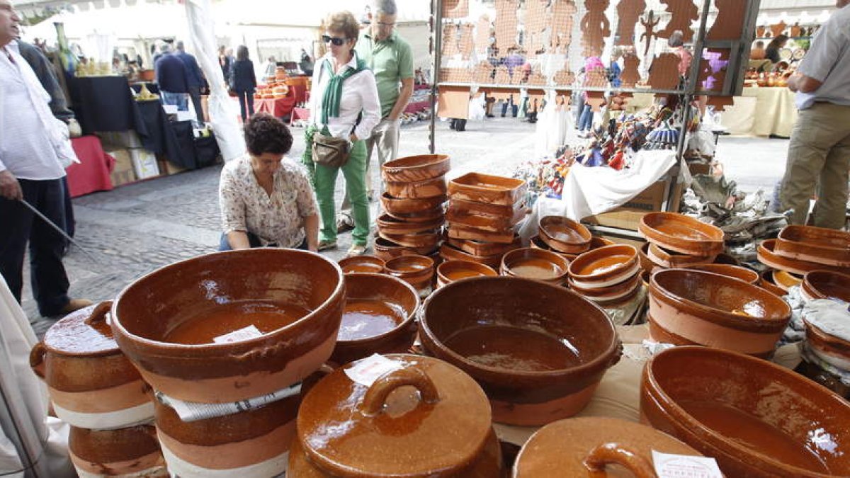 La plaza de San Marcelo vuelve a ser el escenario en el que se asientan los 40 artesanos alfareros y ceramistas.