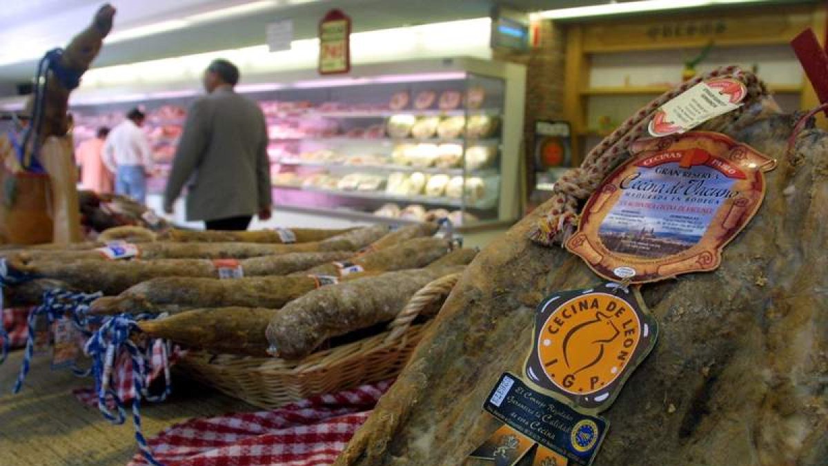 Los productos Cecina de León, muy presentes en los comercios.
